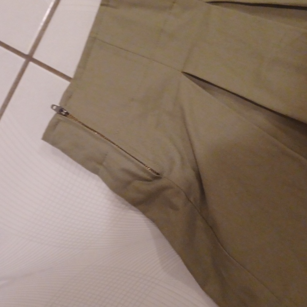 4/$80 Khaki Pleated Skort - Size US6 - Picture 3 of 8